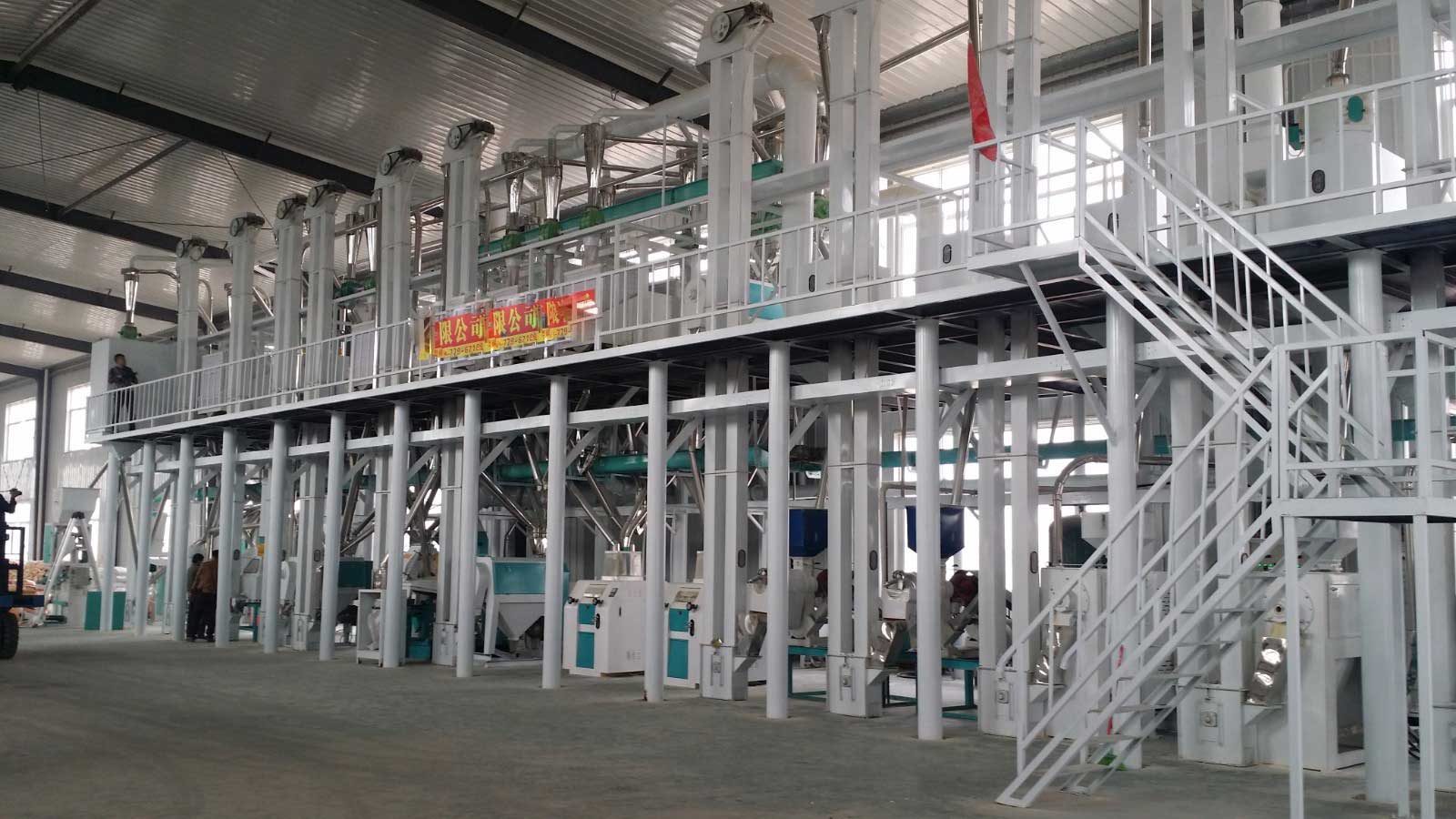 100噸玉米加工設(shè)備照�?.jpg 100噸玉米加工設(shè)備照�?.jpg